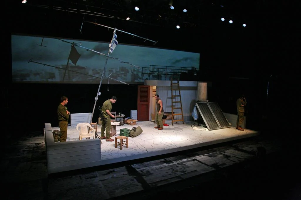 ע' 17 · עיצוב תפאורה: זאב לוי · התיאטרון הקאמרי 2009