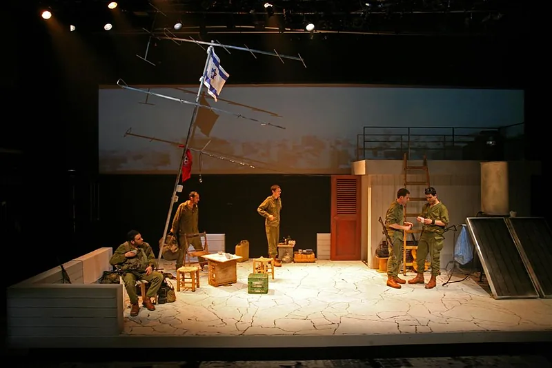 ע' 17 · עיצוב תפאורה: זאב לוי · התיאטרון הקאמרי 2009 · 5