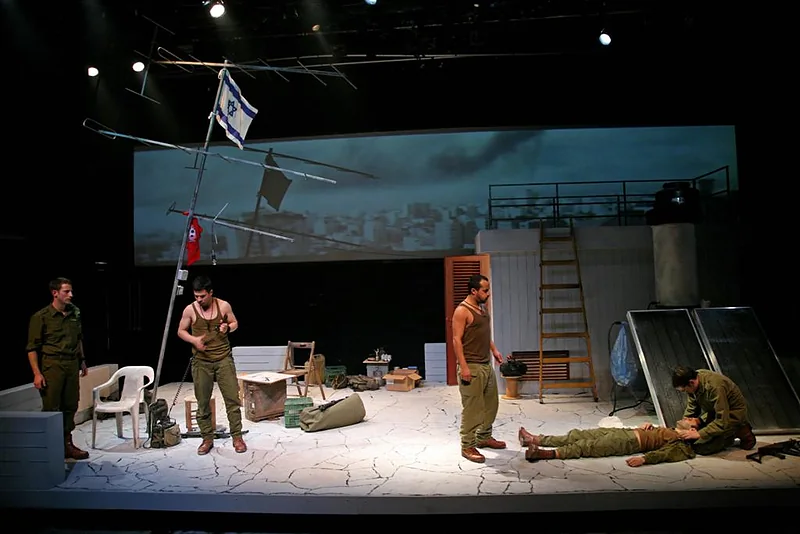 ע' 17 · עיצוב תפאורה: זאב לוי · התיאטרון הקאמרי 2009 · 6