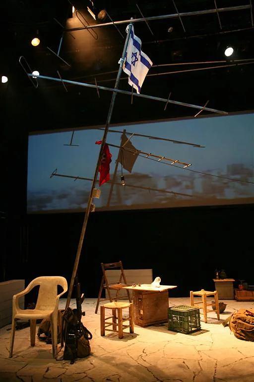 ע' 17 · עיצוב תפאורה: זאב לוי · התיאטרון הקאמרי 2009 · 7